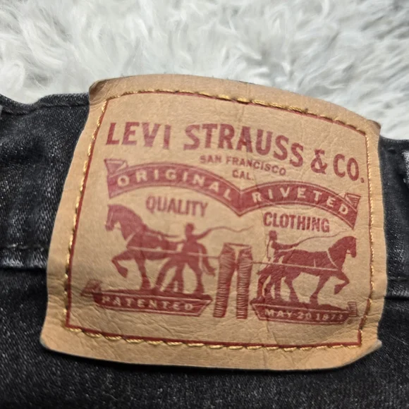 Levi's Dark Denim Women's Shorts - Picture 3 of 9